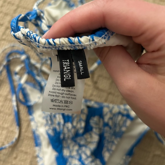 Triangle string bikini in floral - Picture 2 of 3